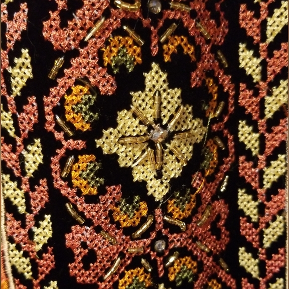 Beautiful heavy beaded velvet thobe - Picture 2 of 10